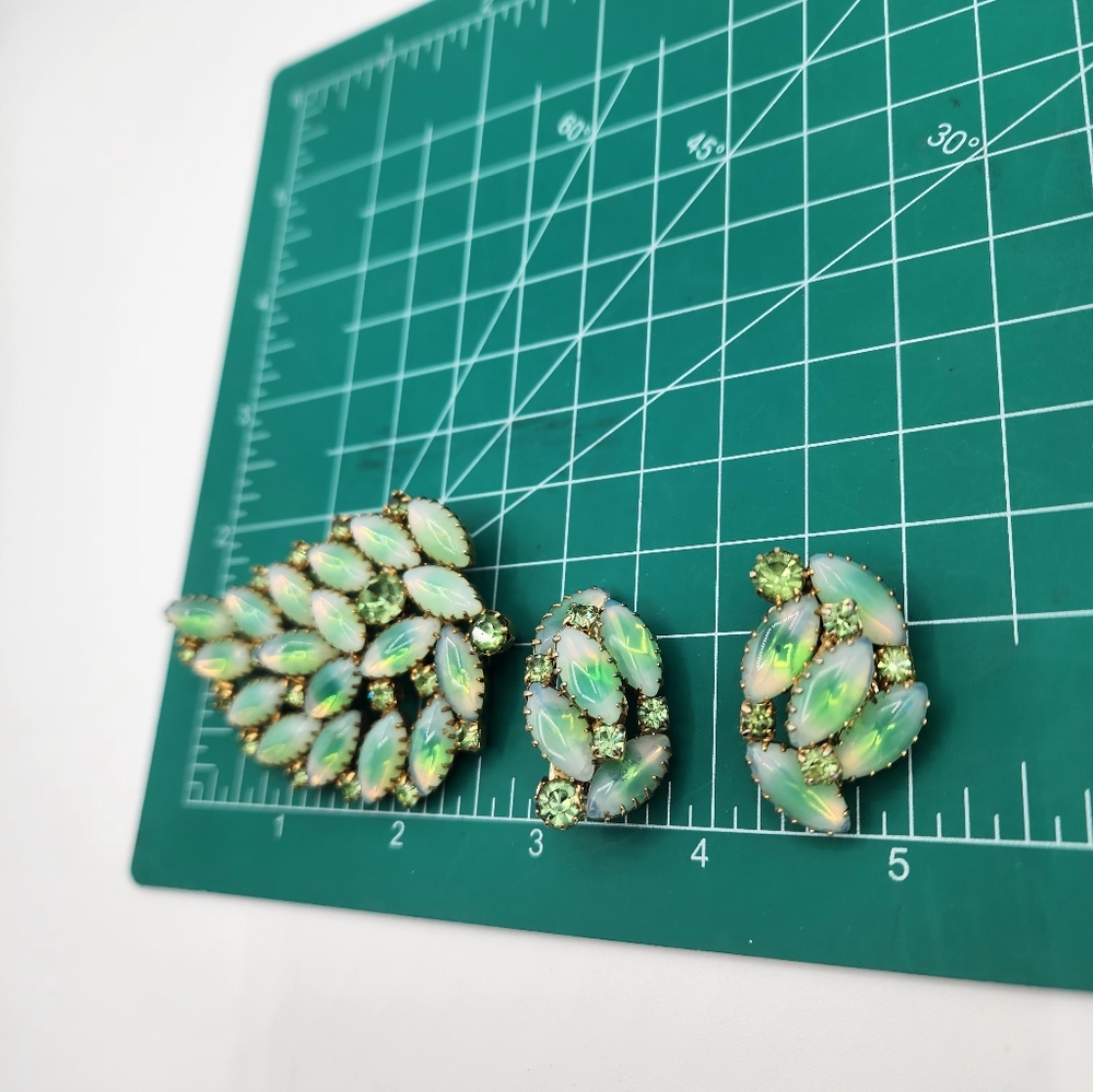 Vintage Juliana Multi-Green and Gold Brooch and Earrings Set - Picture 13 of 14